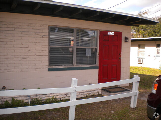 Building Photo - 1800 S Westmoreland Dr