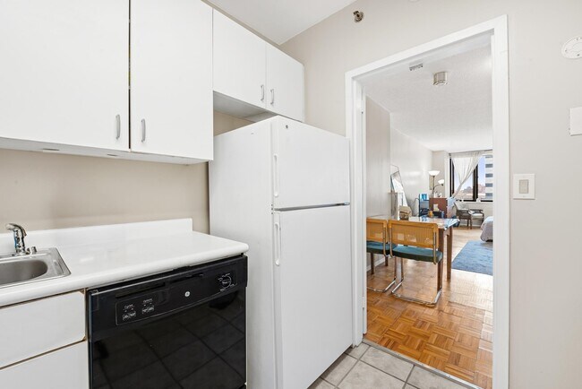 Building Photo - 45 River Dr S