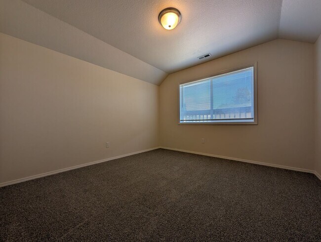 Building Photo - 686 Oakdale Ave