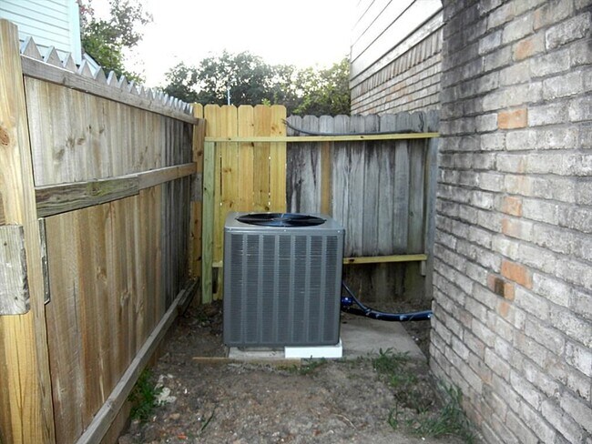 Building Photo - 14706 Woodward Gardens Dr