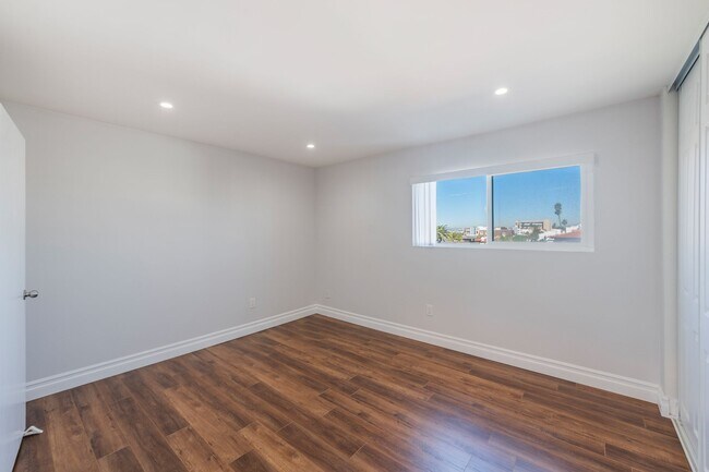 Building Photo - 730 Esplanade