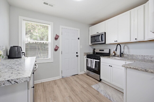 Building Photo - Freshly Renovated Ranch Ready for Move-In