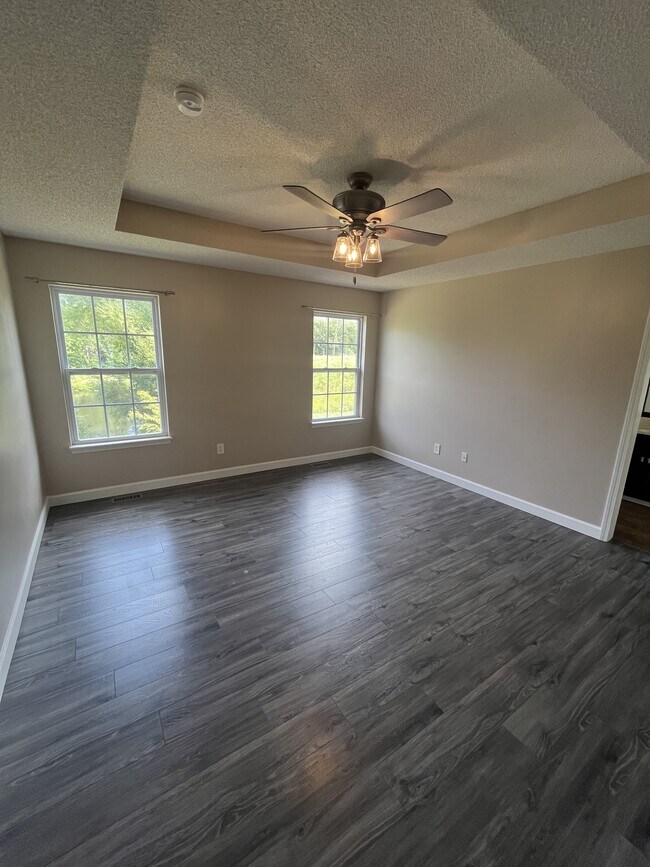 Building Photo - 723 Iron Horse Dr