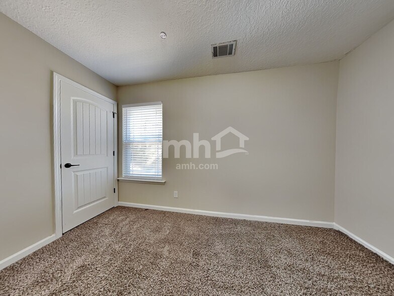 Building Photo - 501 Dresler Rd