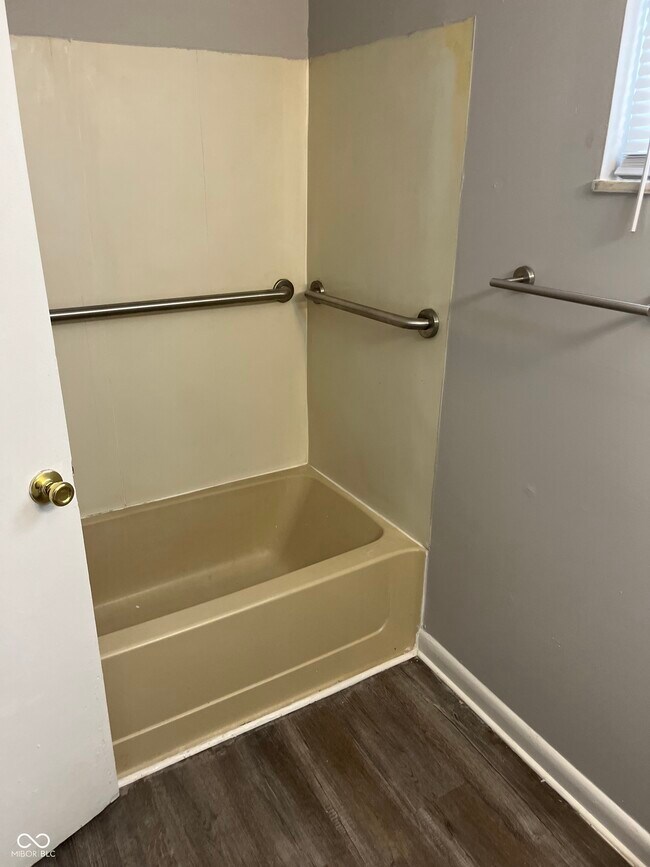 Building Photo - 1944 Shelby St