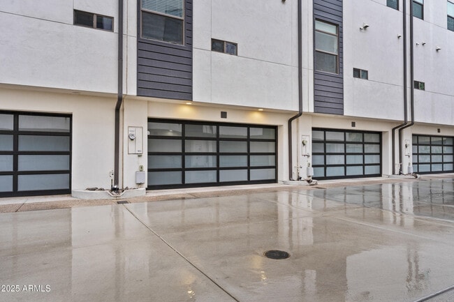 Primary Photo - 325 E Coronado Rd