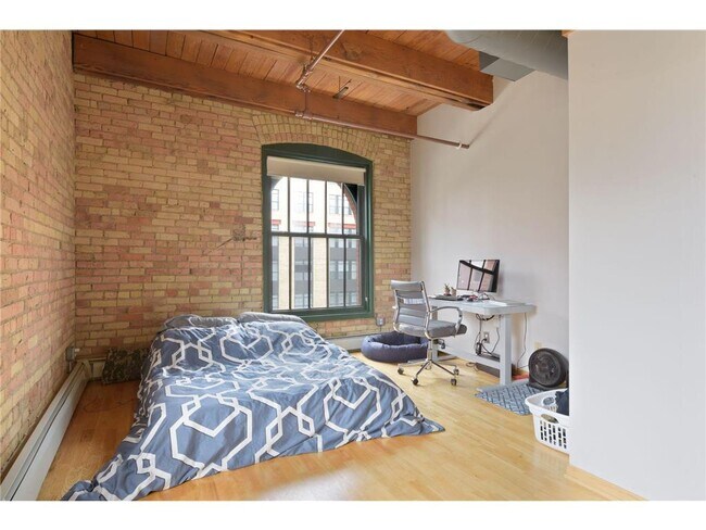 Building Photo - 400 N 1st St