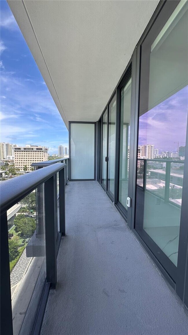 Building Photo - 1170 E Hallandale Beach Blvd