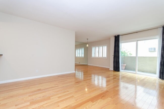 Building Photo - Stunning renovated apartment in the Heart ...