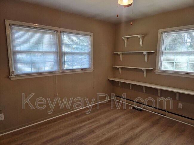 Building Photo - 161 Hickory Dr S Cir