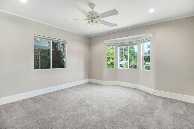 Building Photo - Beautiful Pet Friendly Home in Pasadena