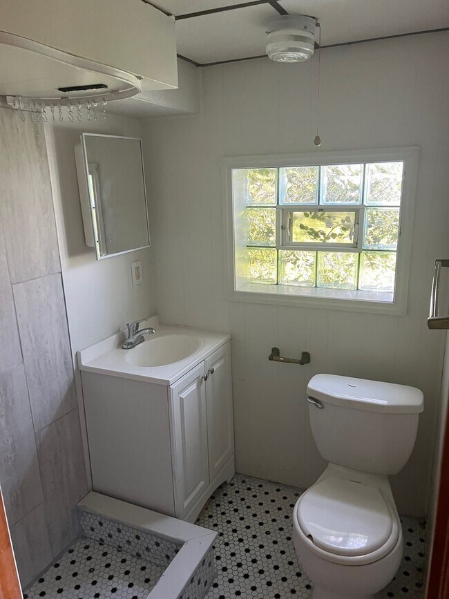 Building Photo - Spacious 2 bedroom house in Penn Hills!!!