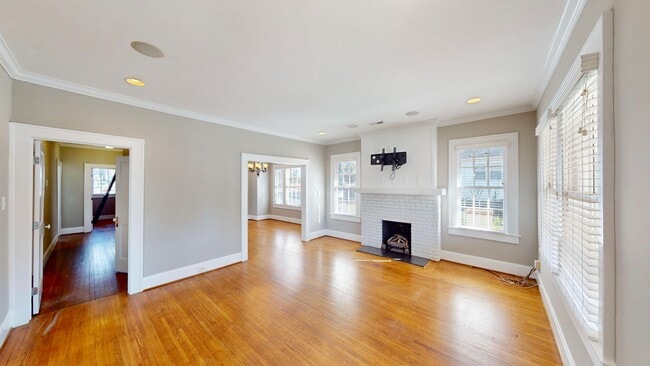 Building Photo - 2100 Rozzelles Ferry Rd