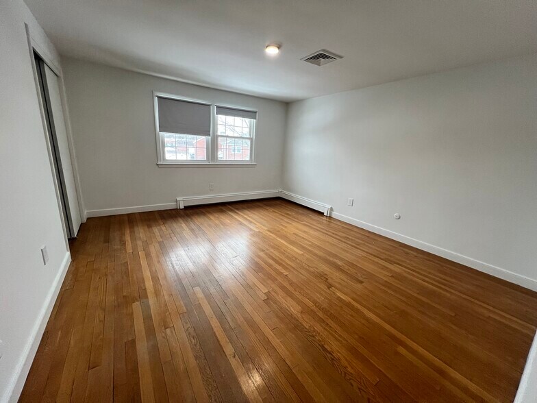 Building Photo - 18 Hill Rd