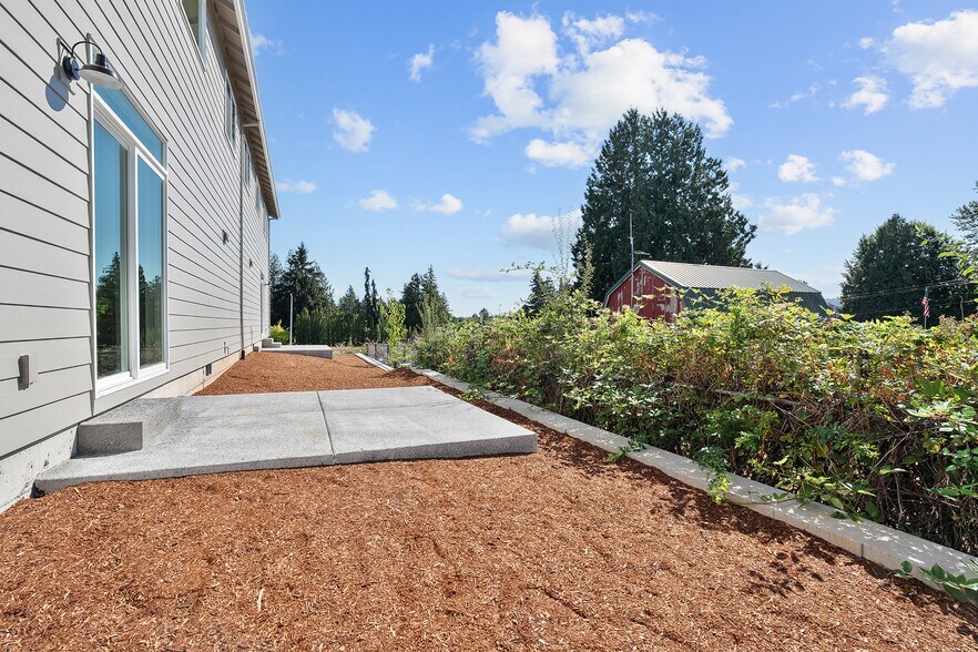 Building Photo - 203 SE Acacia Dr
