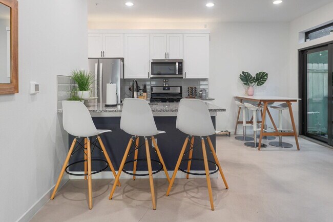 Building Photo - Spacious 3-Bedroom Townhouse Retreat 1 MON...