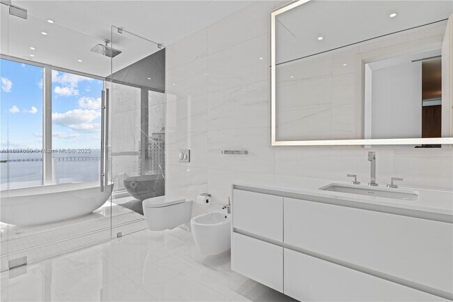 Building Photo - 300 Biscayne Blvd Way