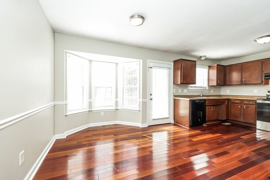 Building Photo - 906 Tal Ln