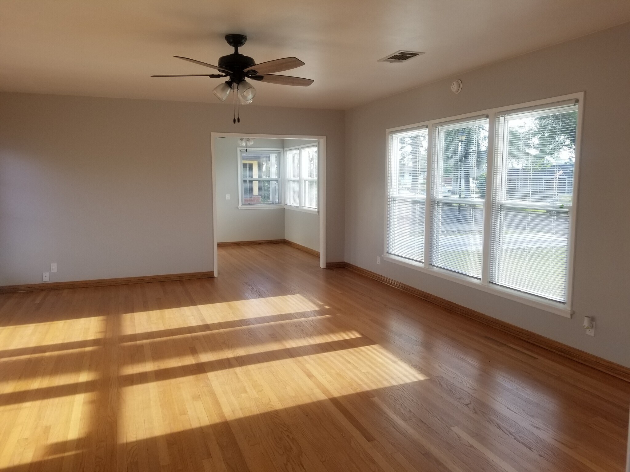 Living Room - 5165 Carlingford Ave