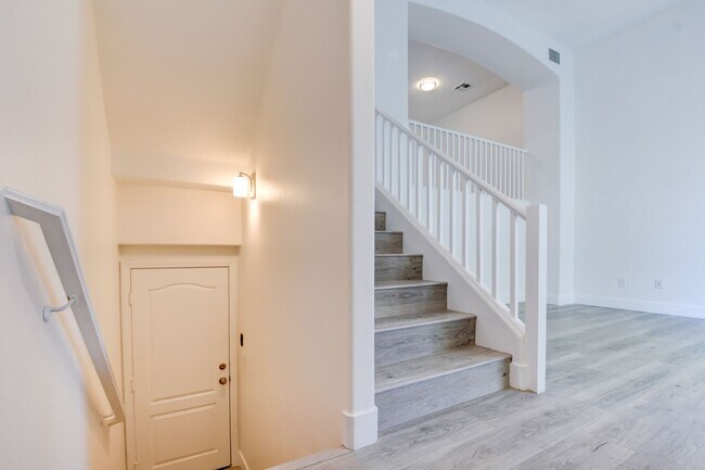 Building Photo - Gorgeous 3 bedroom 2.5 bathroom Townhome c...