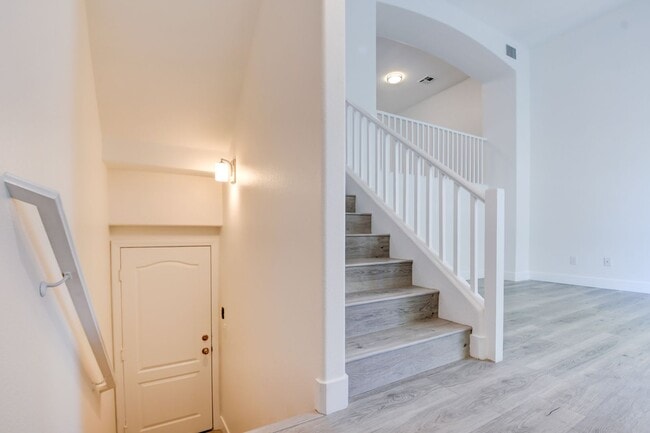 Building Photo - Gorgeous 3 bedroom 2.5 bathroom Townhome conveniently located in the heart of Henderson.