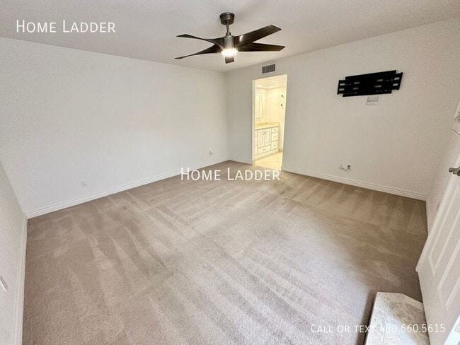 Building Photo - 8084 E Del Laton Dr