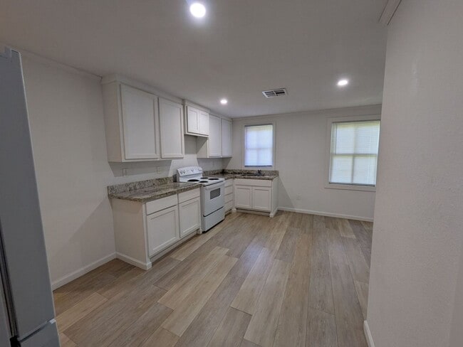 Building Photo - 1420 Live Oak St