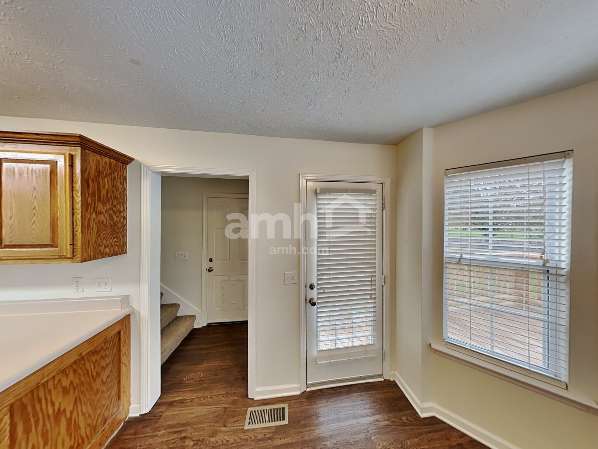 Building Photo - 204 Creekwood Dr