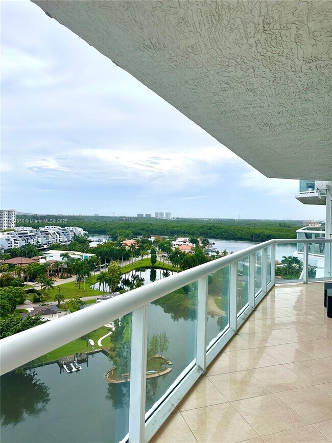 Building Photo - 16500 Collins Ave