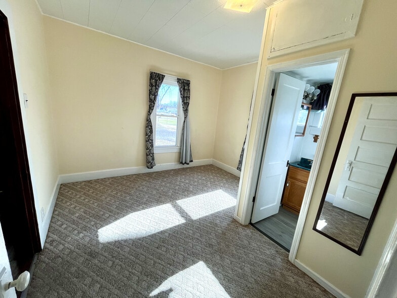 Building Photo - 221 N 7th St