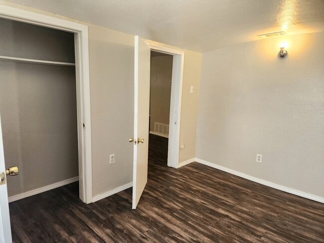 Building Photo - 905/907 N Ave K - duplex