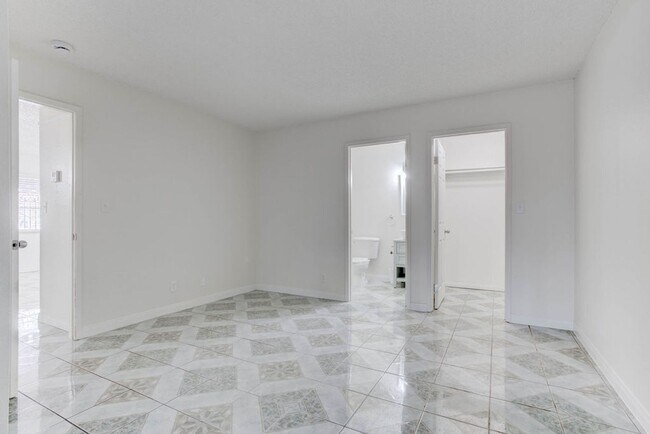 Building Photo - 808 Hedge Way