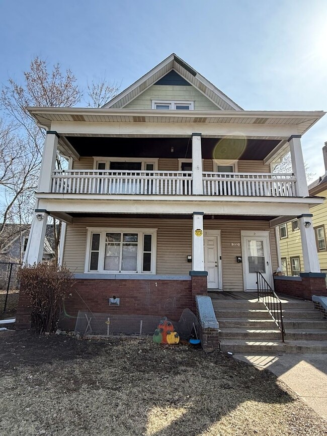 Building Photo - 950 Arkwright St N