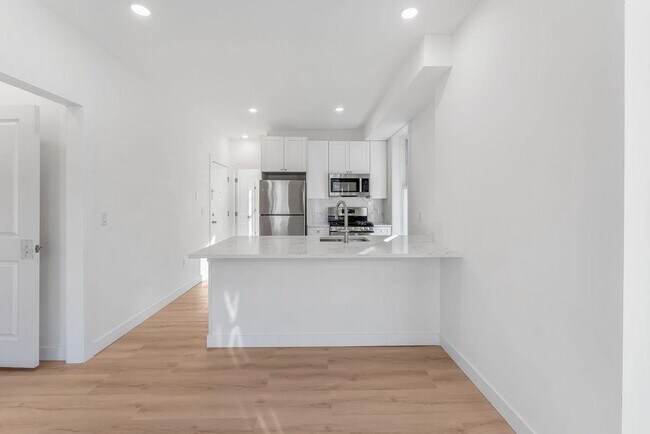 Building Photo - 306 Varick St