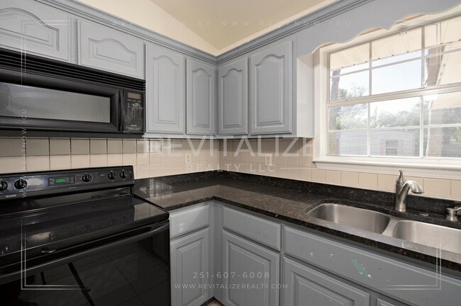 Building Photo - Lovely 3 Bed 2 Bath Brick Home Just Minutes from the Beach!