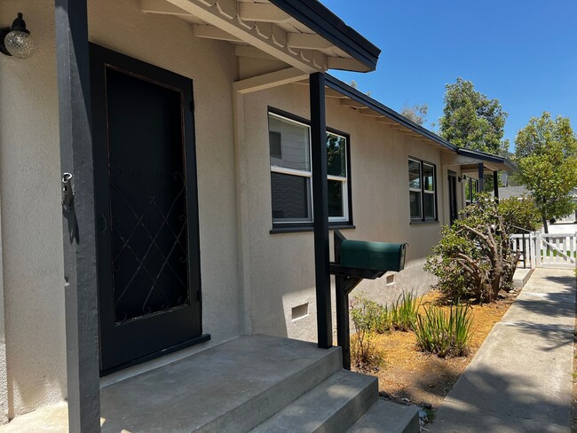 Building Photo - 2 Bedroom 1 Bath Completely Remodeled Apar...