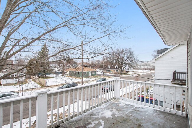 Building Photo - NW 2BR Upper