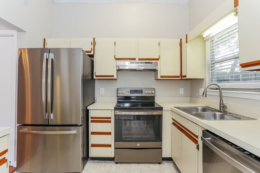 Building Photo - 3447 Le Havre Dr E