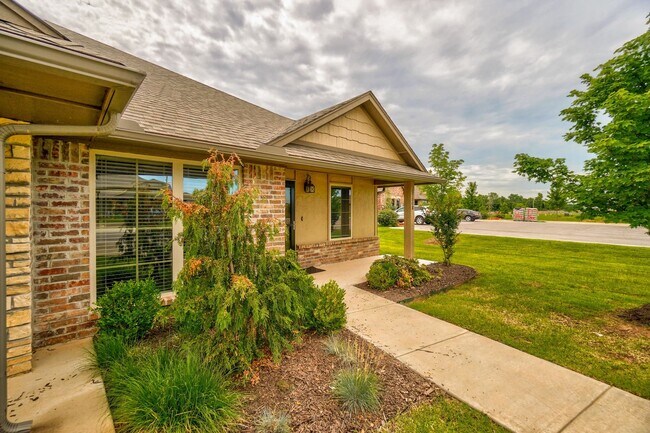 Building Photo - 5700 Goldfinger Rd