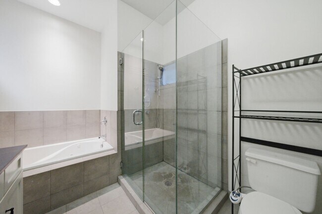 Building Photo - Beautiful and Spacious 2 bedroom, 2 Bathroom Located