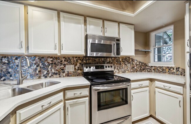 Building Photo - $0 DEPOSIT OPTIONS. SPACIOUS 2 BED, 2.5 BA...