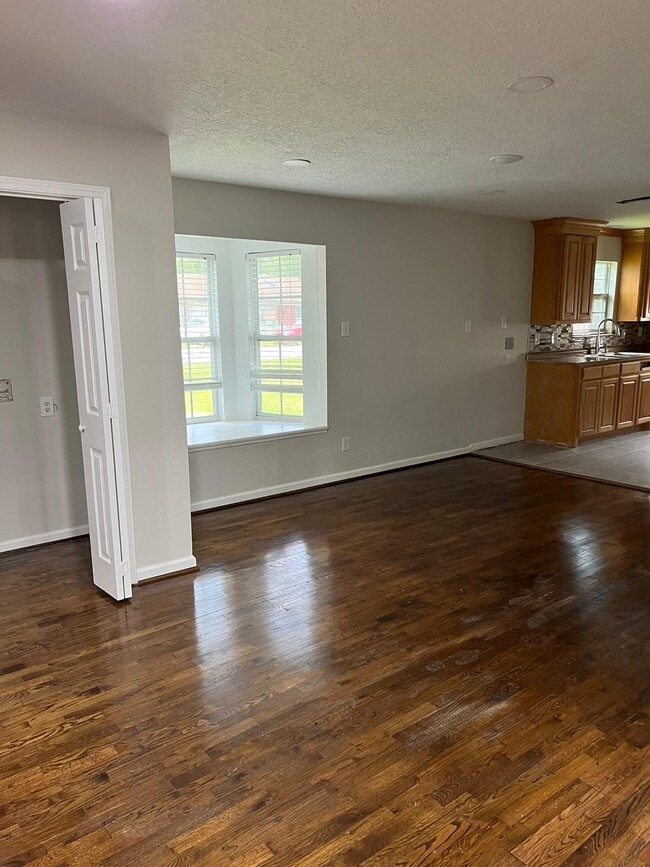Building Photo - 2522 Kingsdale Dr