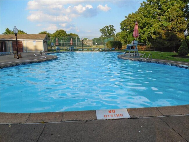 Building Photo - Available! Beautiful End Unit Condo in Bet...