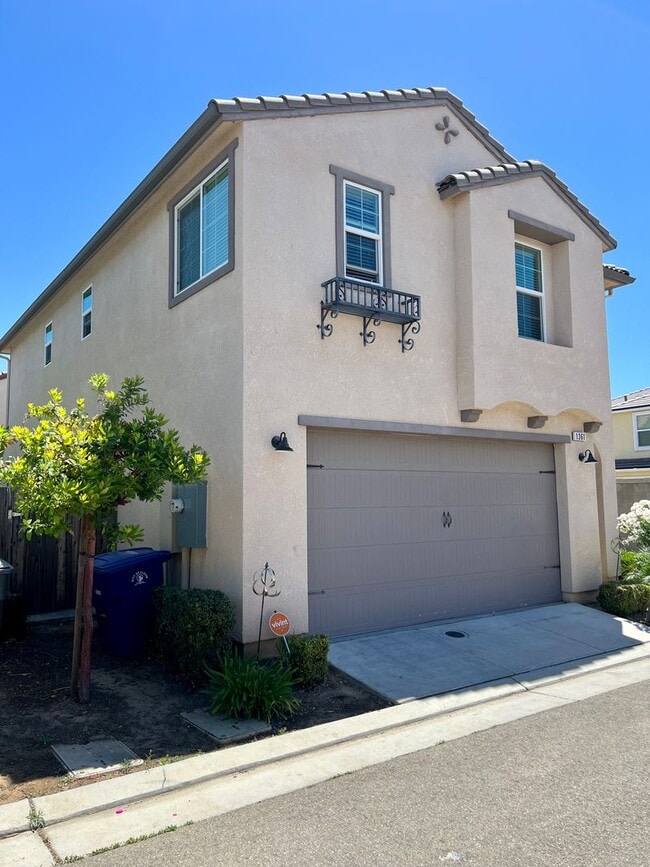 Building Photo - Stunning 3-Bed, 2.5-Bath Home Near Clovis ...