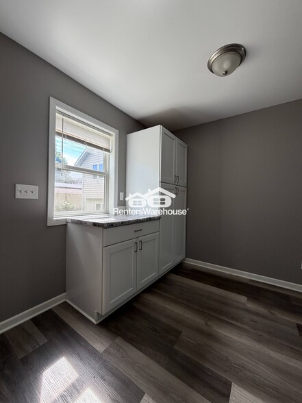 Building Photo - 723 Tyler St NE