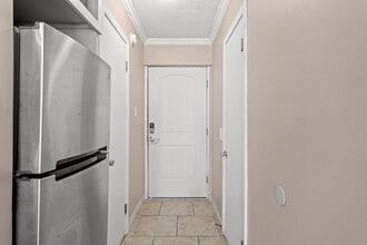 Building Photo - 8817 S Thomas Dr