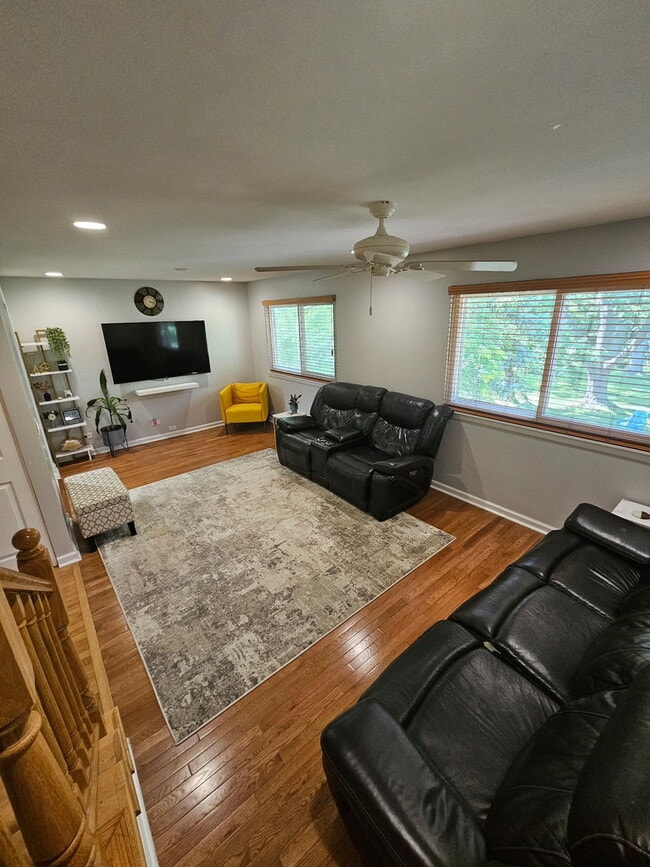 Building Photo - 23W434 Greenbriar Dr