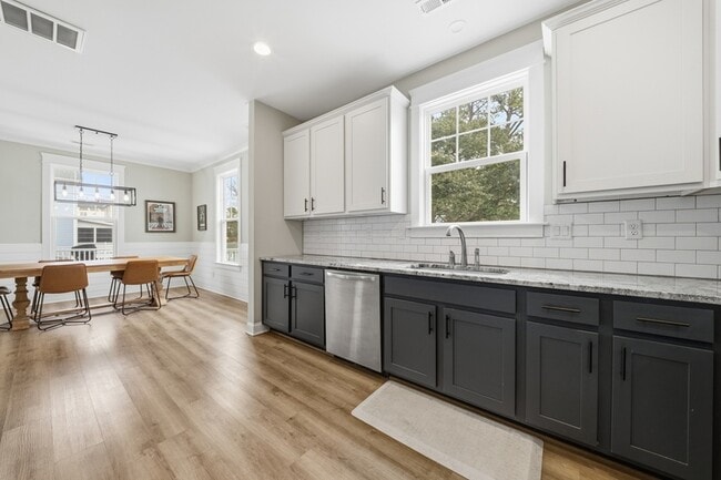 Building Photo - 9610 7th Bay St