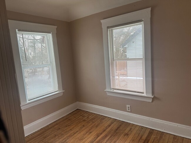 Building Photo - Nice Three Bedroom home