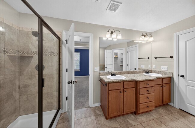 Building Photo - 402 SW Arch St